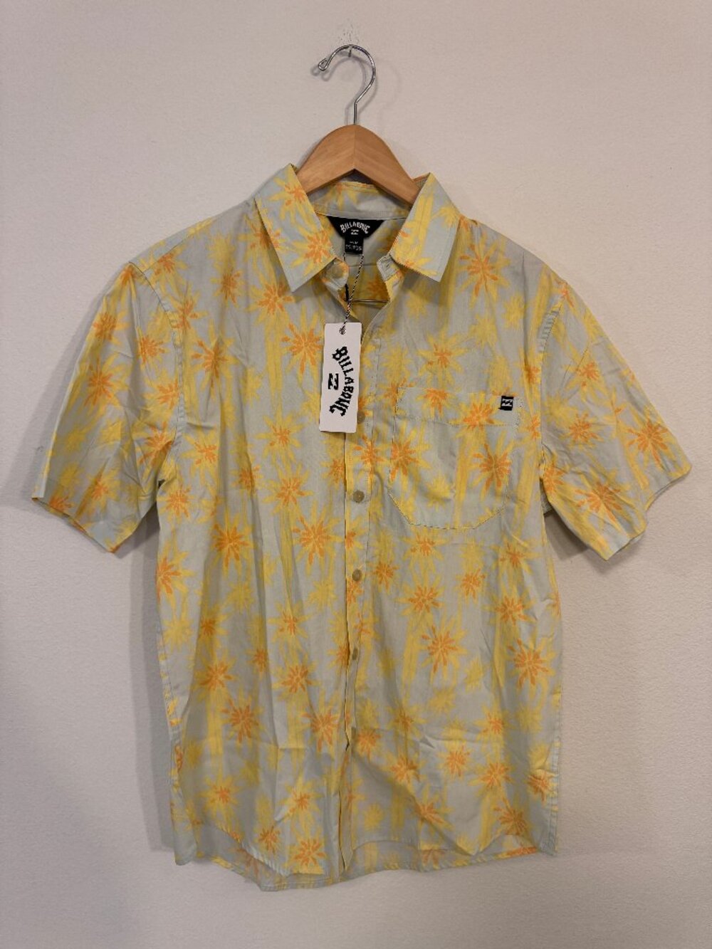Billabong Floral Short Sleeve Button Up Shirt Pale Aqua Cotton M NWT BL000763M